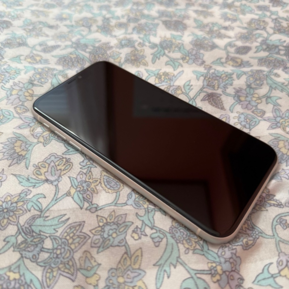 IPhone 11 Bundle - Picture 5 of 13